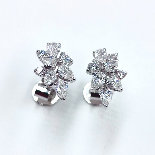 boucles d'oreilles or blanc sertie de diamants en forme de poire scintillantes