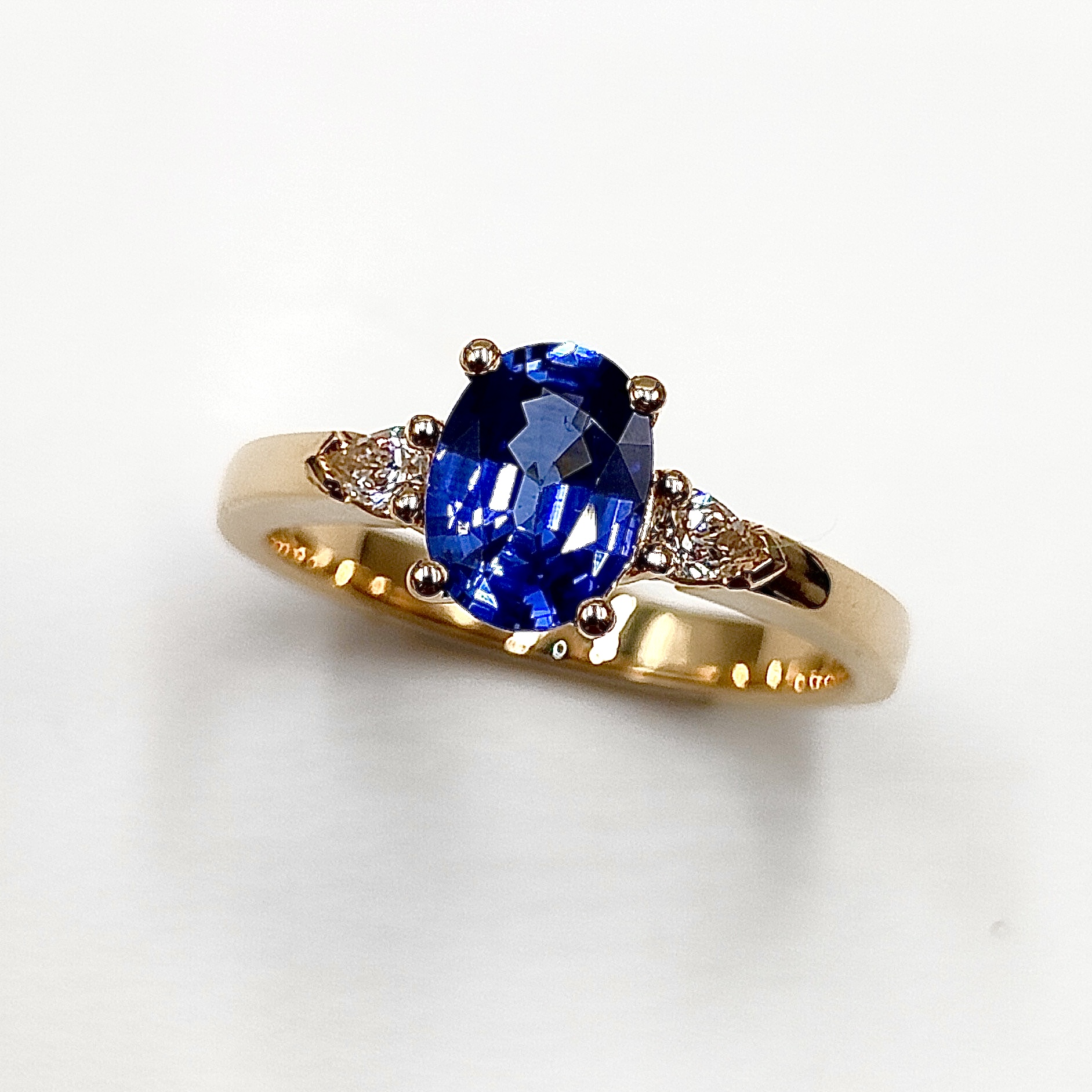 bague en or jaune sertie d'un saphir bleu et de deux diamants - Création Mohedano