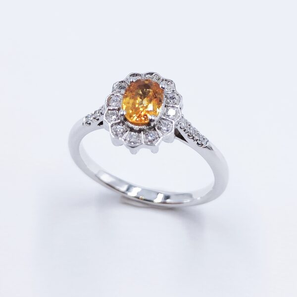 bague saphir ovale jaune, sertie diamants au tour, en or blanc