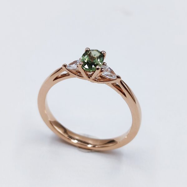 bague or rose, saphir vert, forme poire, sertie d'un diamant de chaque coté