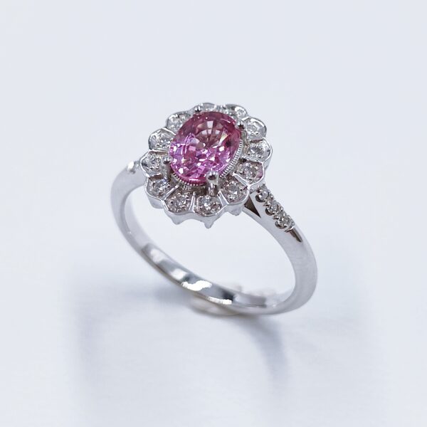 bague saphir ovale rose, sertie diamants au tour, en or blanc