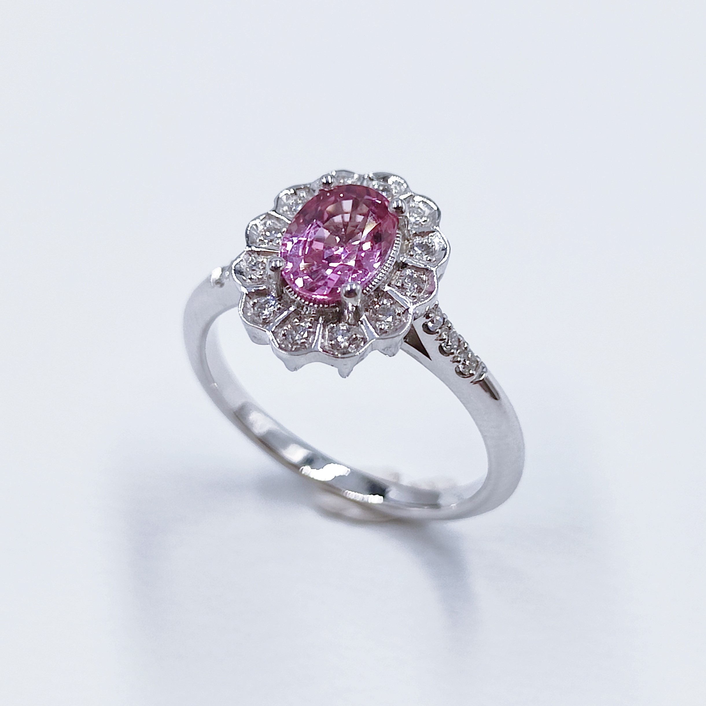 bague saphir ovale rose, sertie diamants au tour, en or blanc