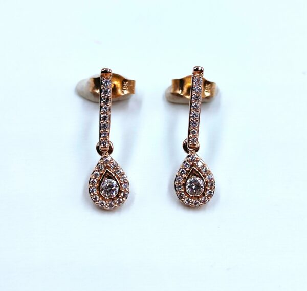 boucles d'oreilles pendantes en or rose sertis de diamants