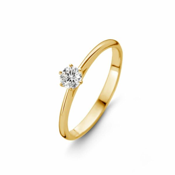 une bague en or jaune 6 griffes sertie d'un diamant solitaire rond. La monture est simple et élégante, mettant en valeur la brillance du diamant. La bague est fine et délicate.